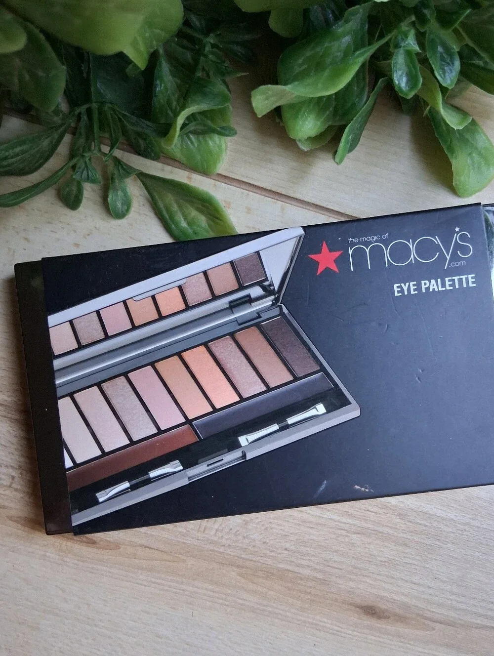 NIB Macy's Eyeshadow Palette With Warm & Neutral Colors.